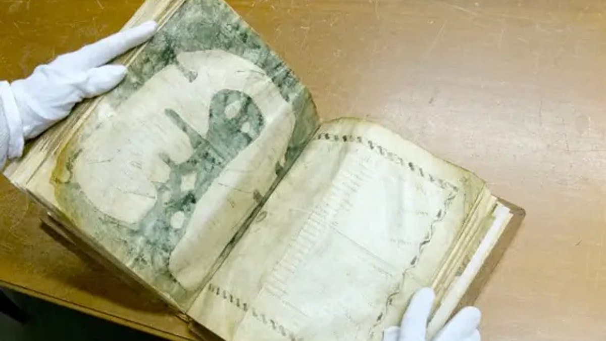 City of Albi photograph of manuscript 29 opened to the eighth-century Mappa Mundi; a contextual view of the original, not a flat scan.