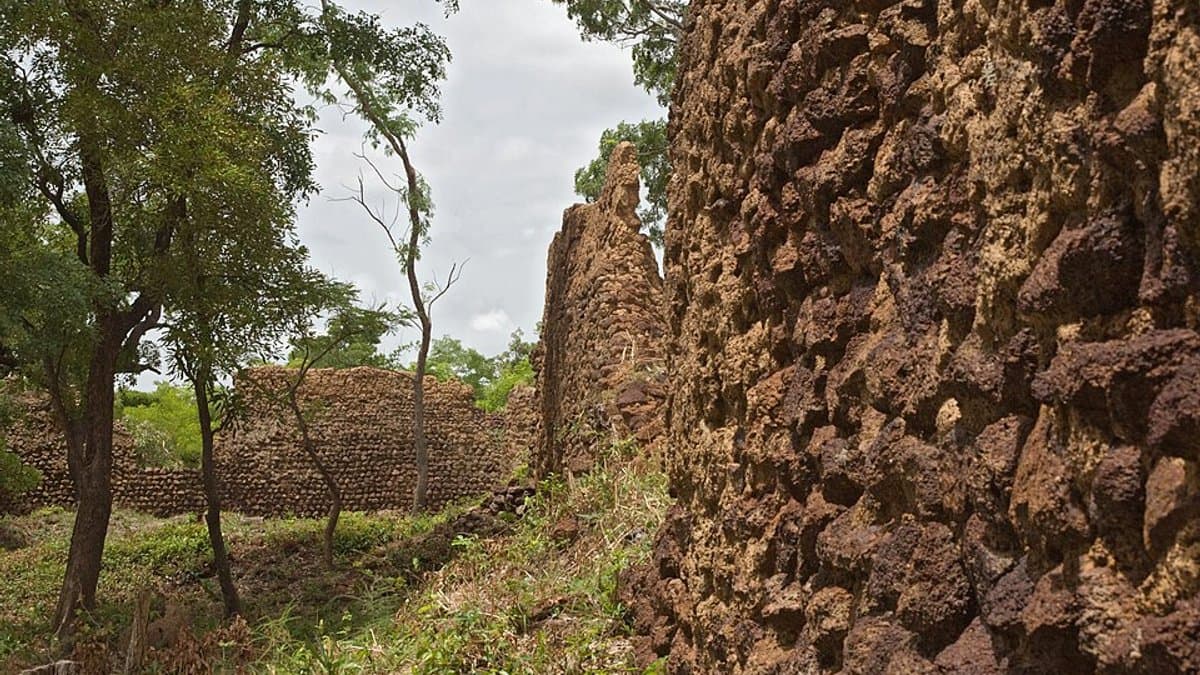 Remains of defensive walls at the Ruins of Loropéni (May 2016)