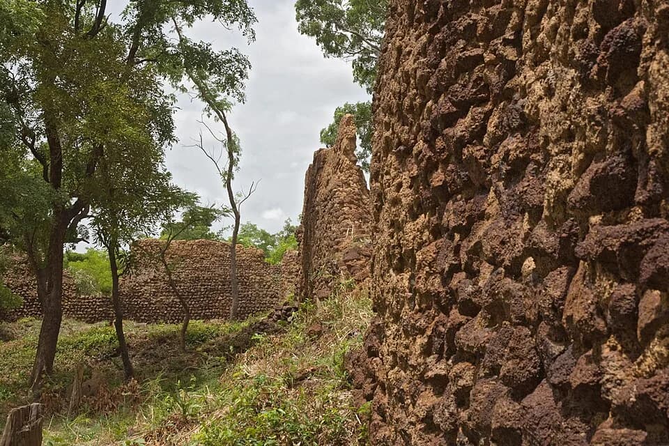 Remains of defensive walls at the Ruins of Loropéni (May 2016)
